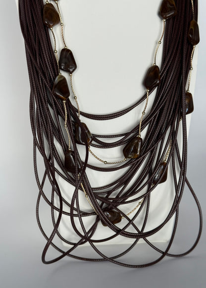 Collana lunga marrone con pietre decorative