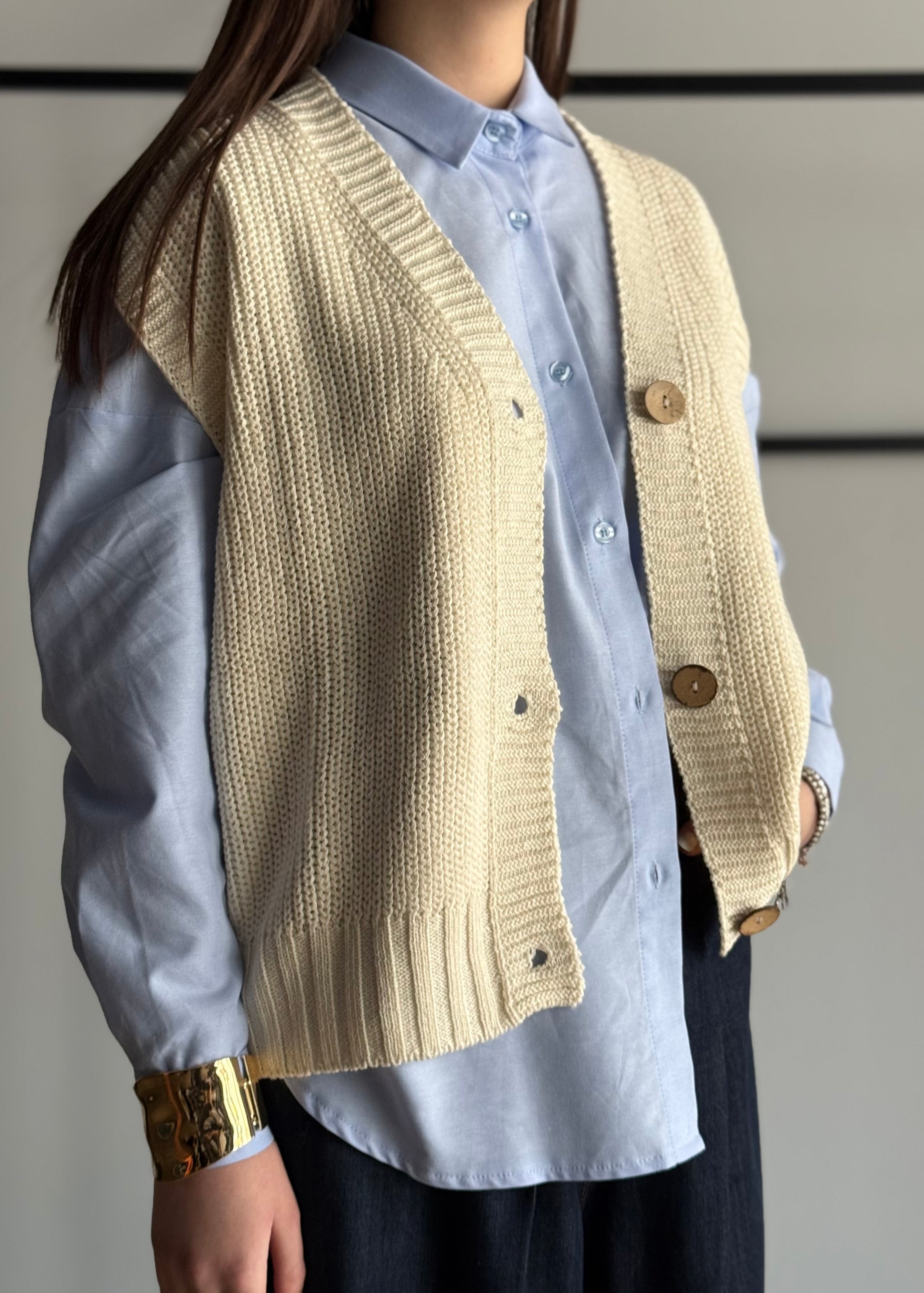 Gilet ZAHJR in maglia con bottoni latte