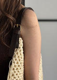 Carica l'immagine nel visualizzatore della galleria, Borsa crochet panna con frange
