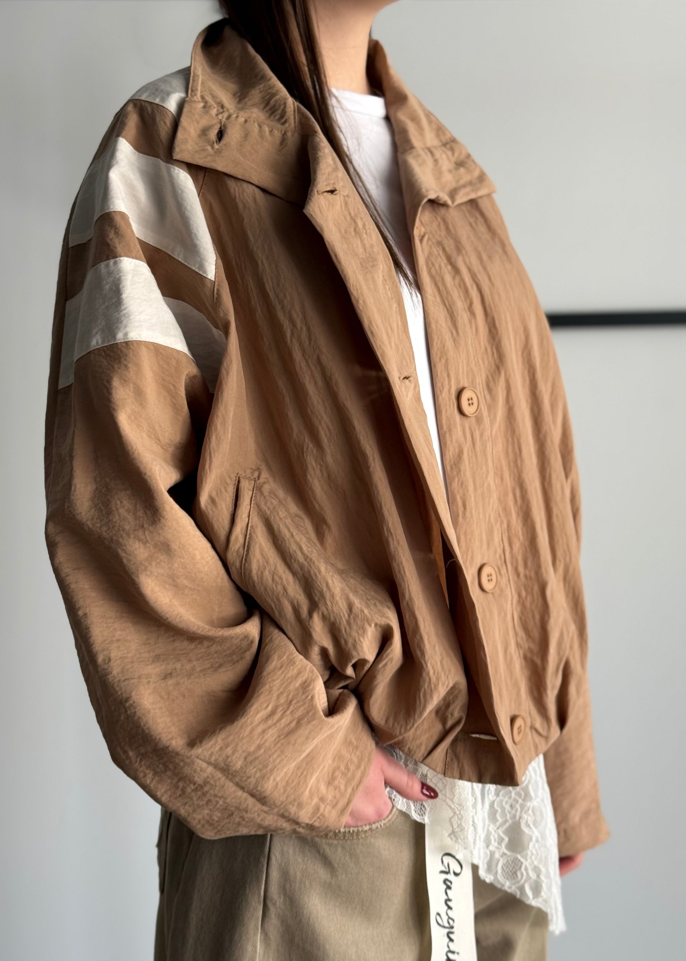 Giacca KIKISIX con dettagli a contrasto