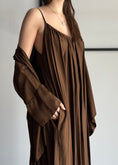 Carica l'immagine nel visualizzatore della galleria, Abito lungo ZAHJR in satin moro
