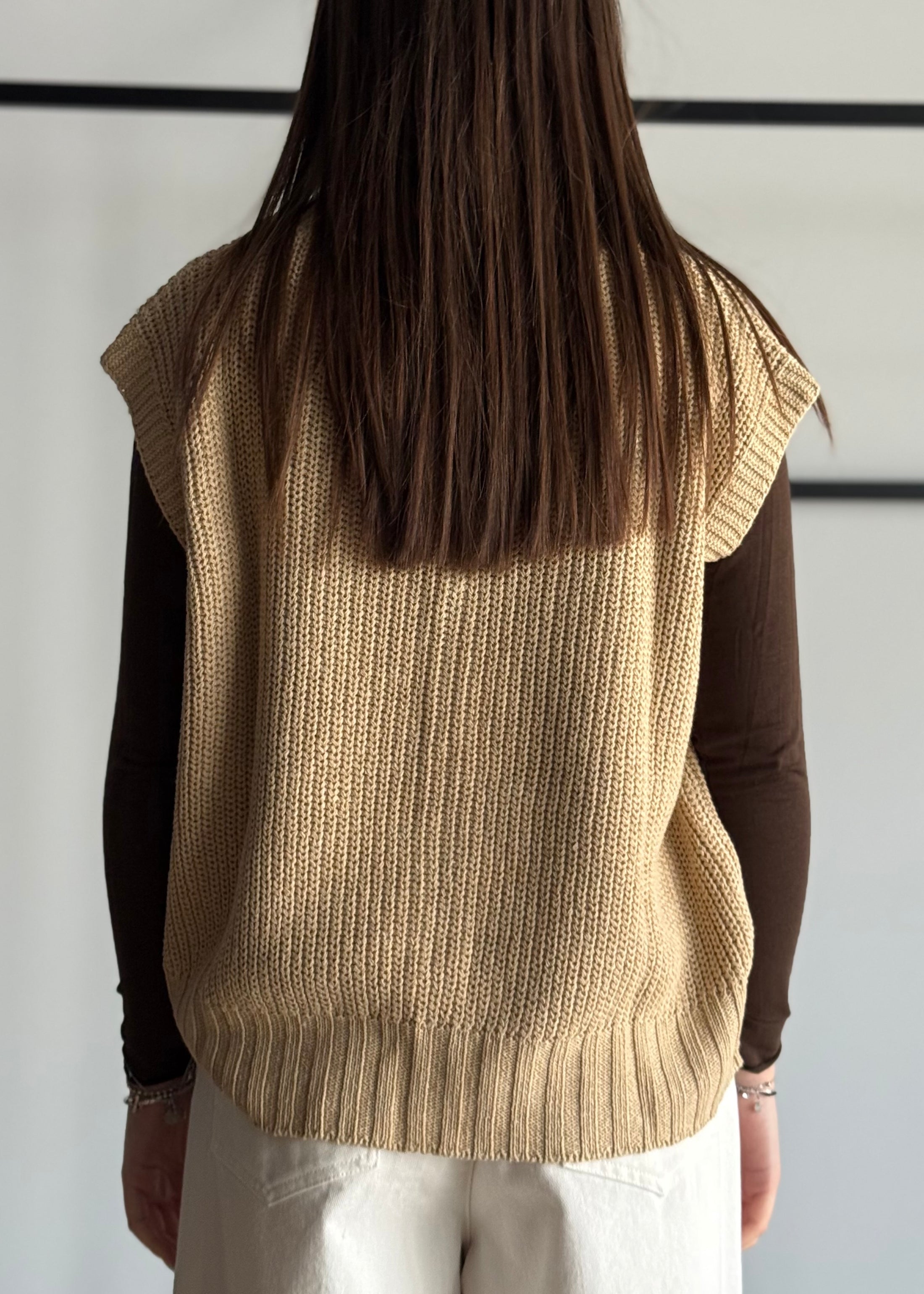 Gilet ZAHJR in maglia con bottoni cammello