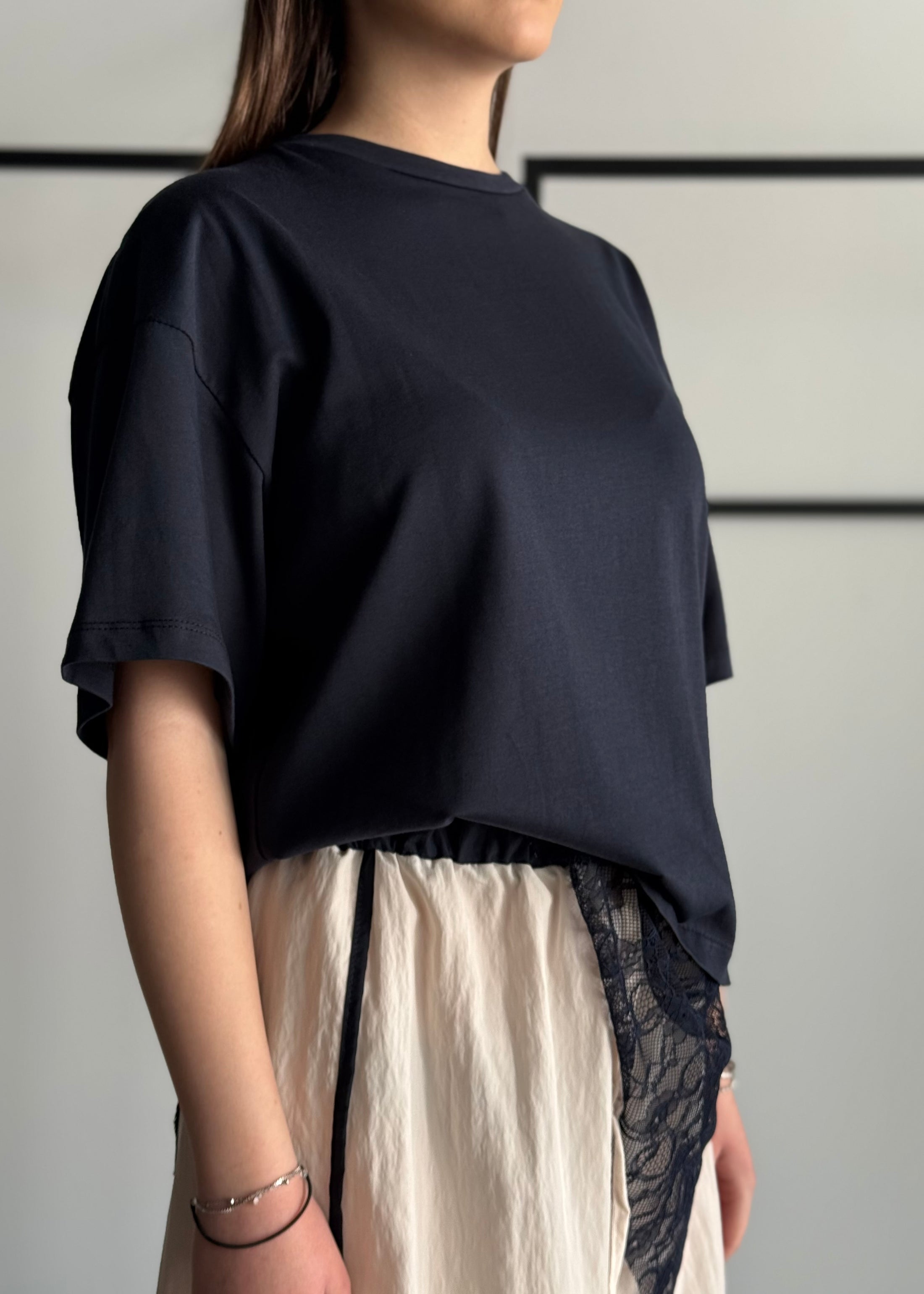 T-shirt KIKISIX blu con pizzo