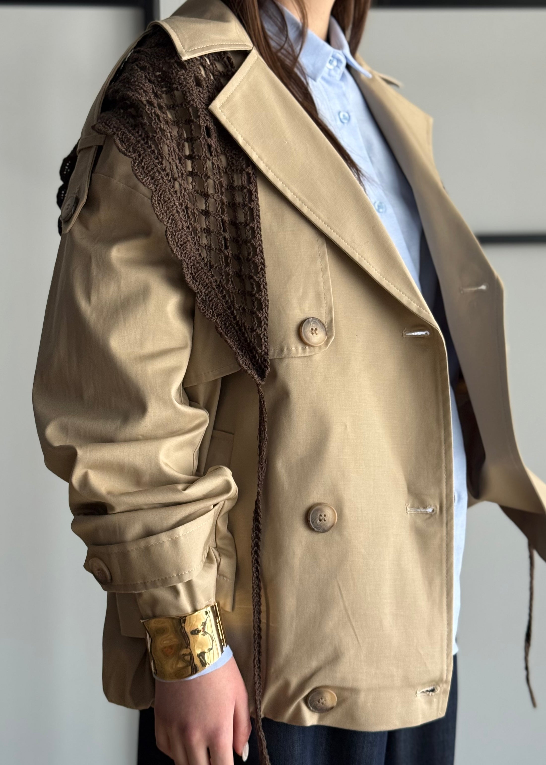 Trench corto KONTATTO con bandana macramé