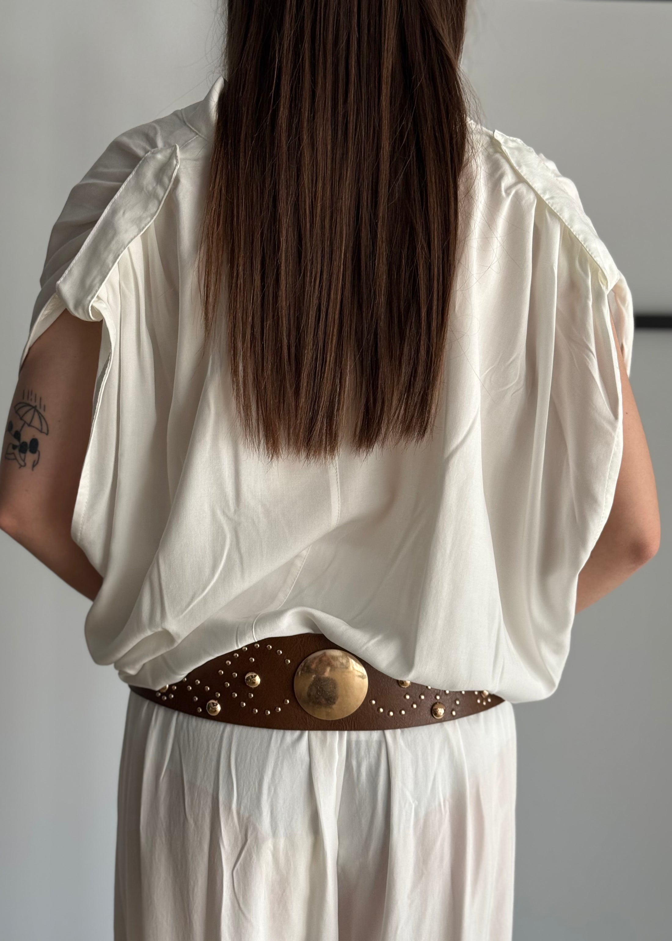 Blusa KONTATTO drappeggiata bianca con spalle arricciate