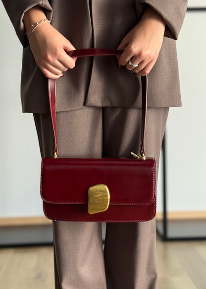 Borsa a Spalla in Pelle Lucida Bordeaux con Chiusura Gioiello