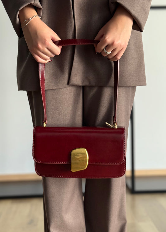 Borsa a Spalla in Pelle Lucida Bordeaux con Chiusura Gioiello