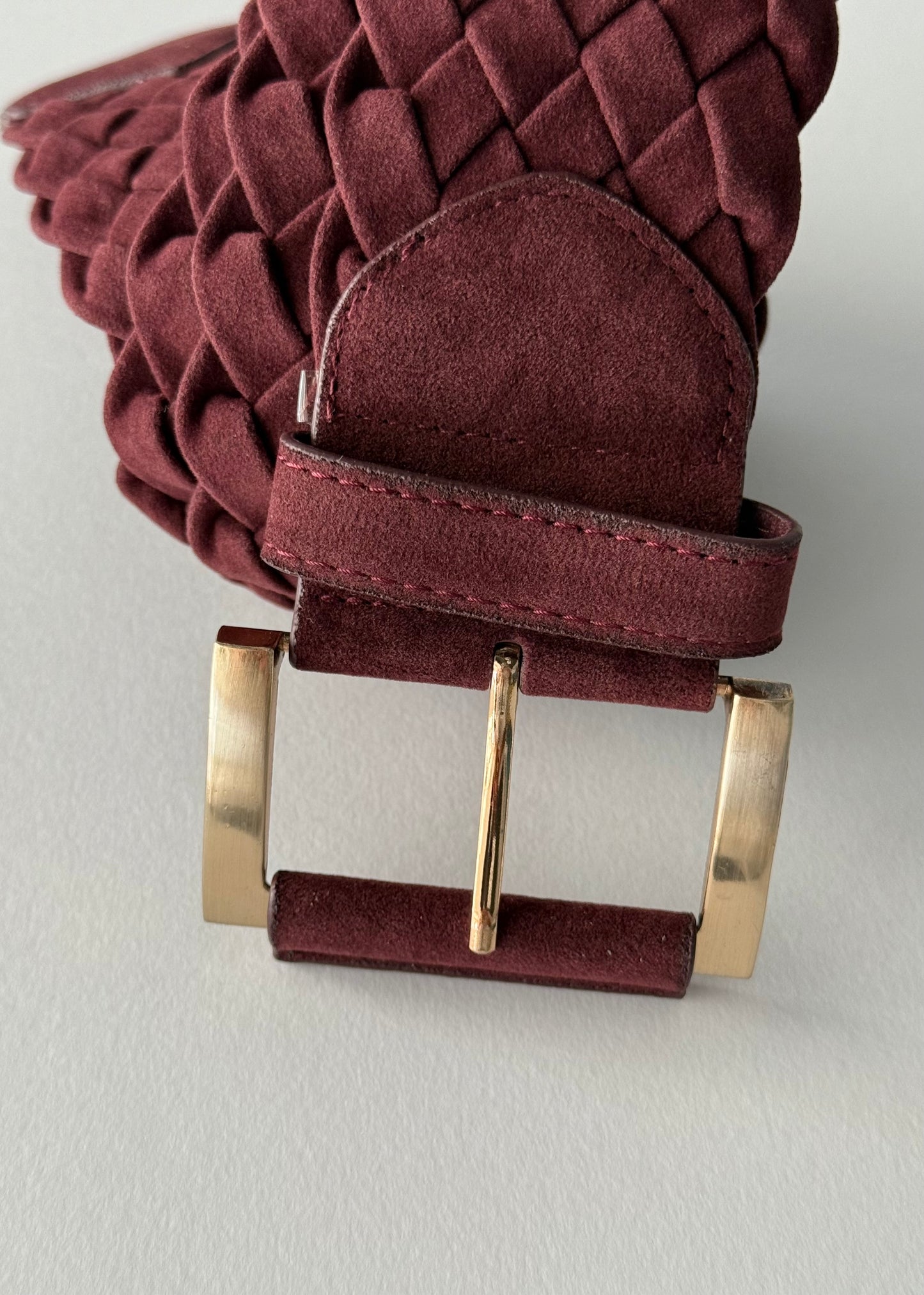 Cintura intrecciata in suede bordeaux con fibbia in metallo