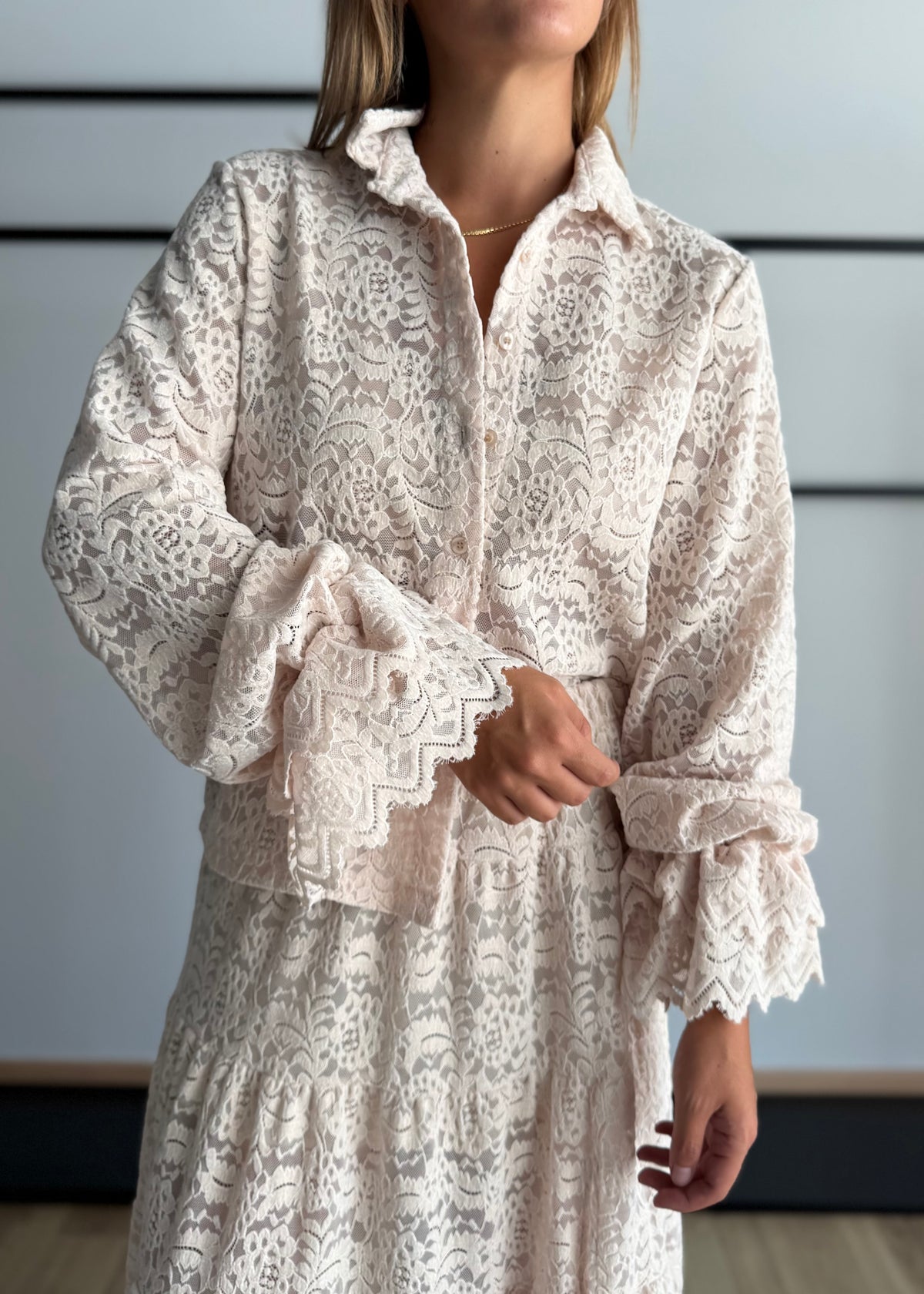 Camicia in pizzo ecrù con volant - KONTATTO