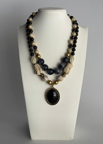 Collana multistrato con perle decorative e pendente