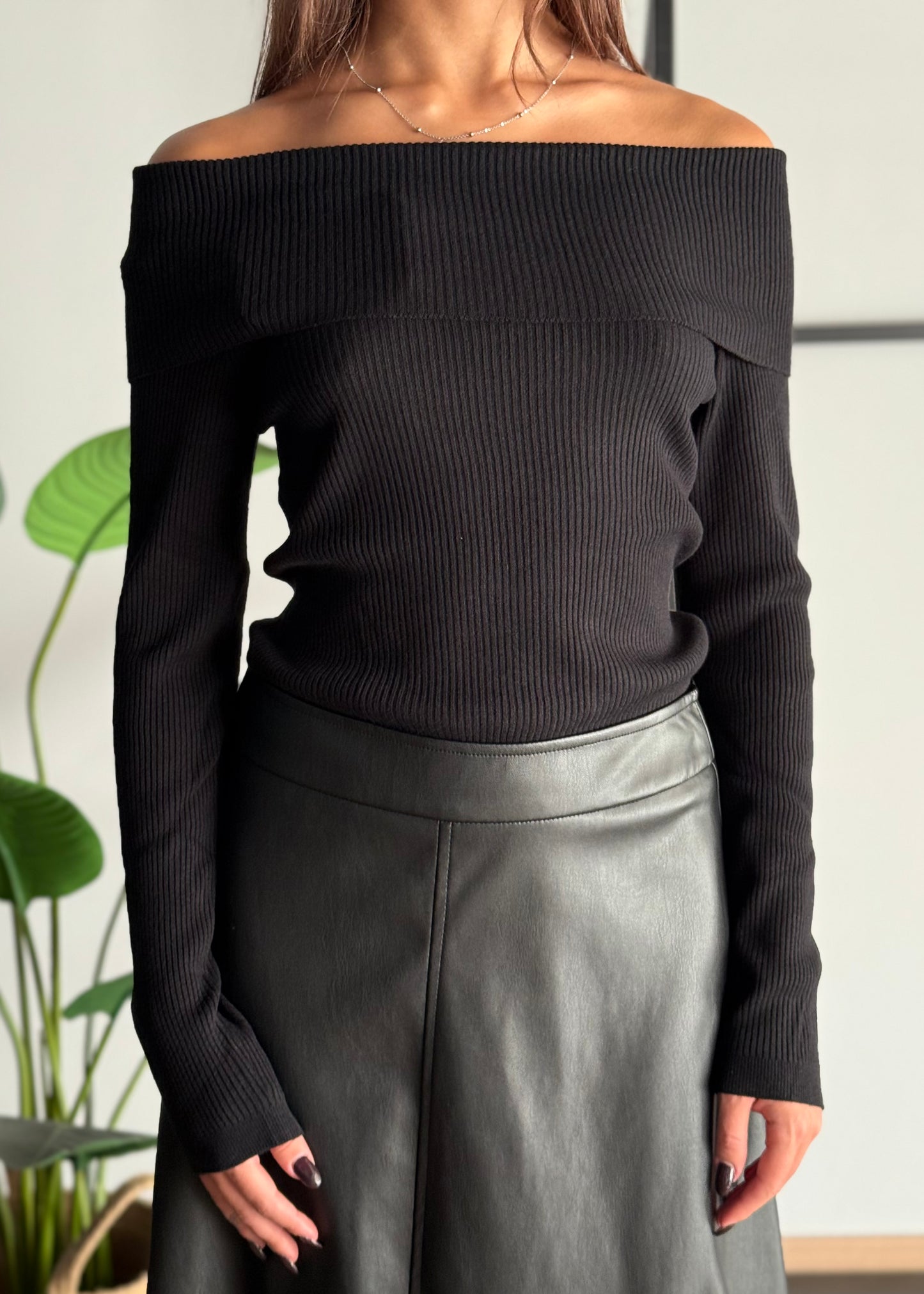 Maglia a coste con scollo Bardot -KONTATTO