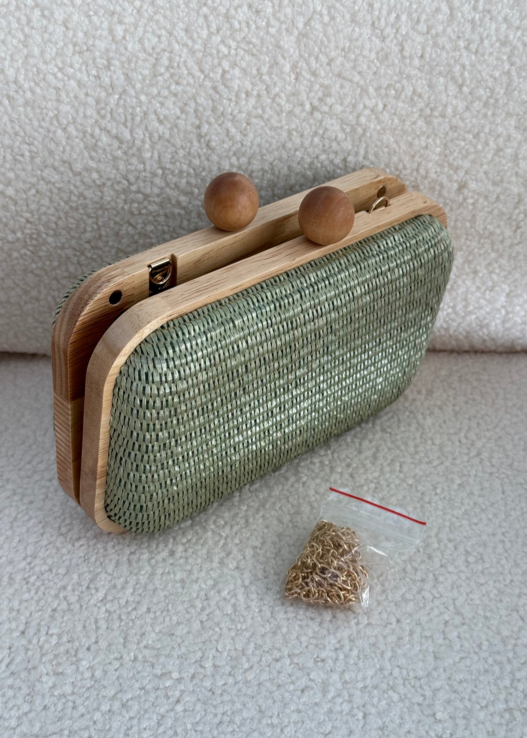 Clutch in rafia salvia