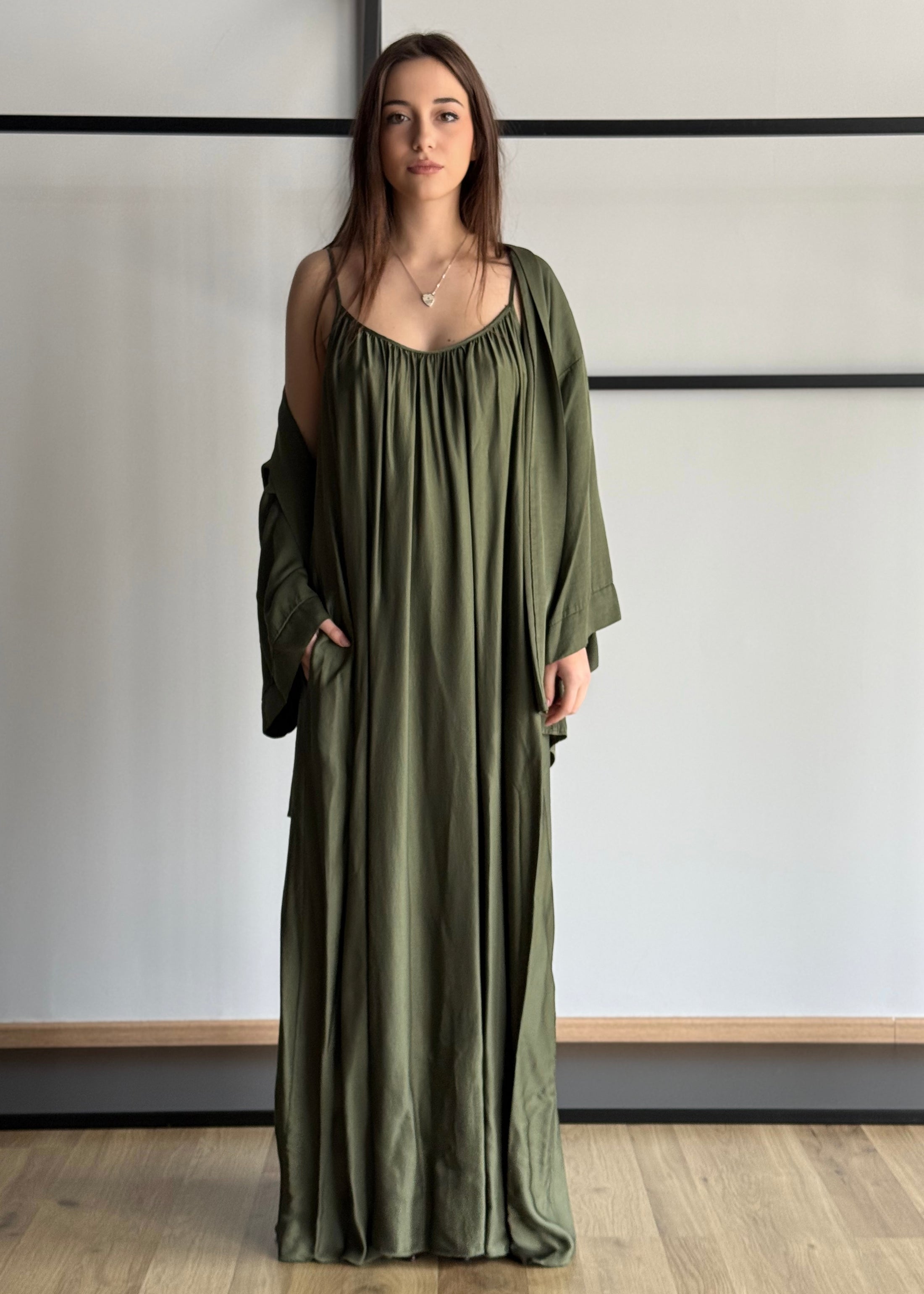 Abito lungo ZAHJR in satin militare