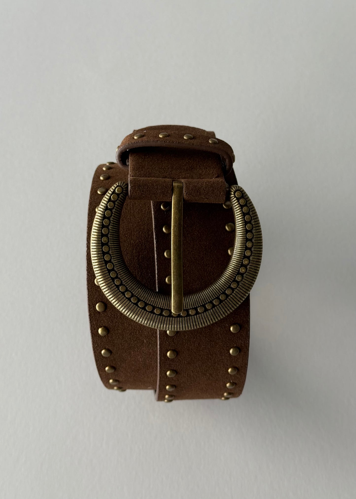 Cintura in camoscio marrone con borchie e fibbia vintage