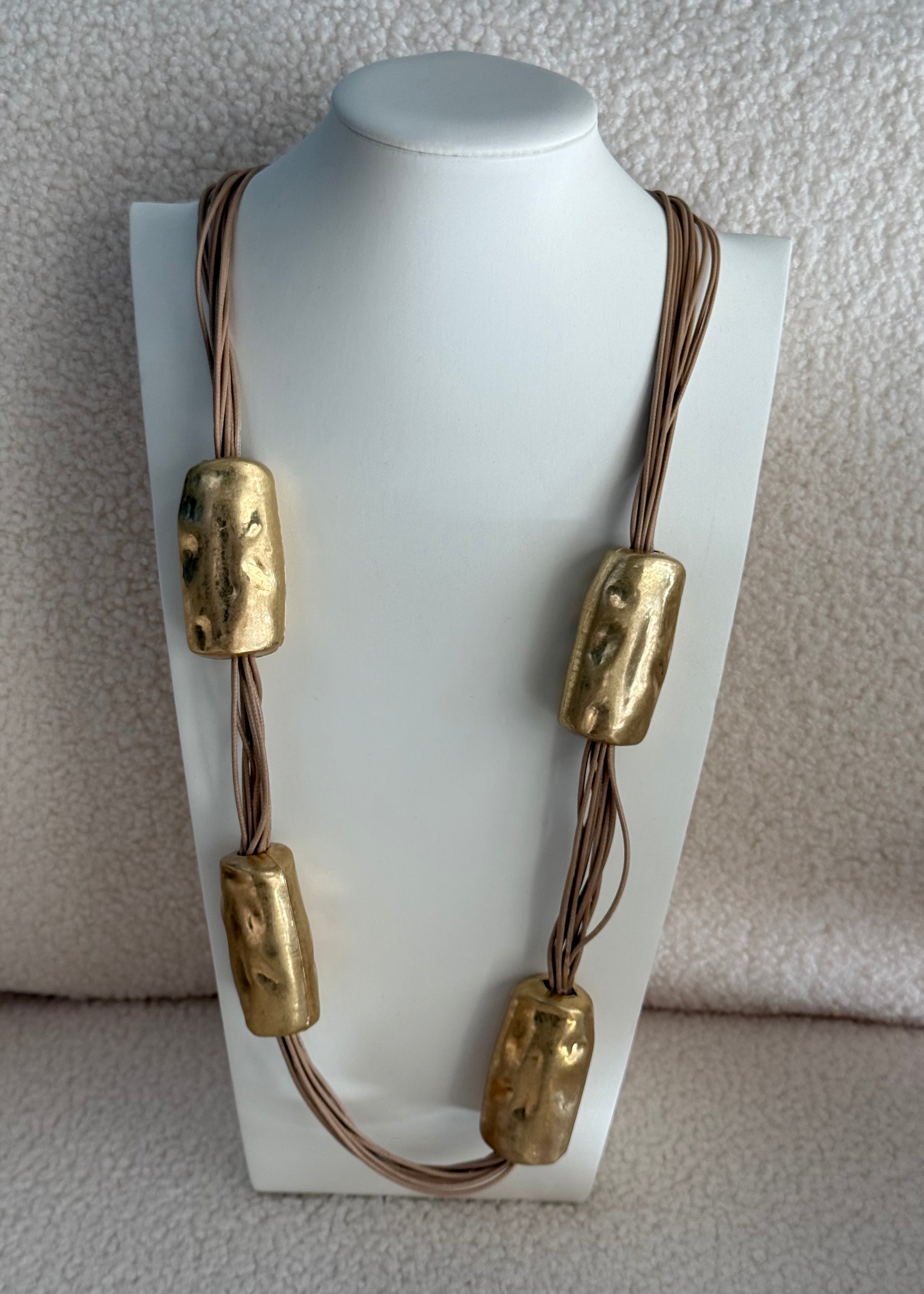 Collana lunga beige con dettagli oro