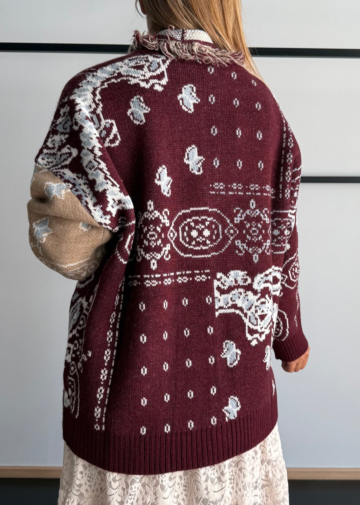 Cardigan jacquard con frange mastice - KONTATTO