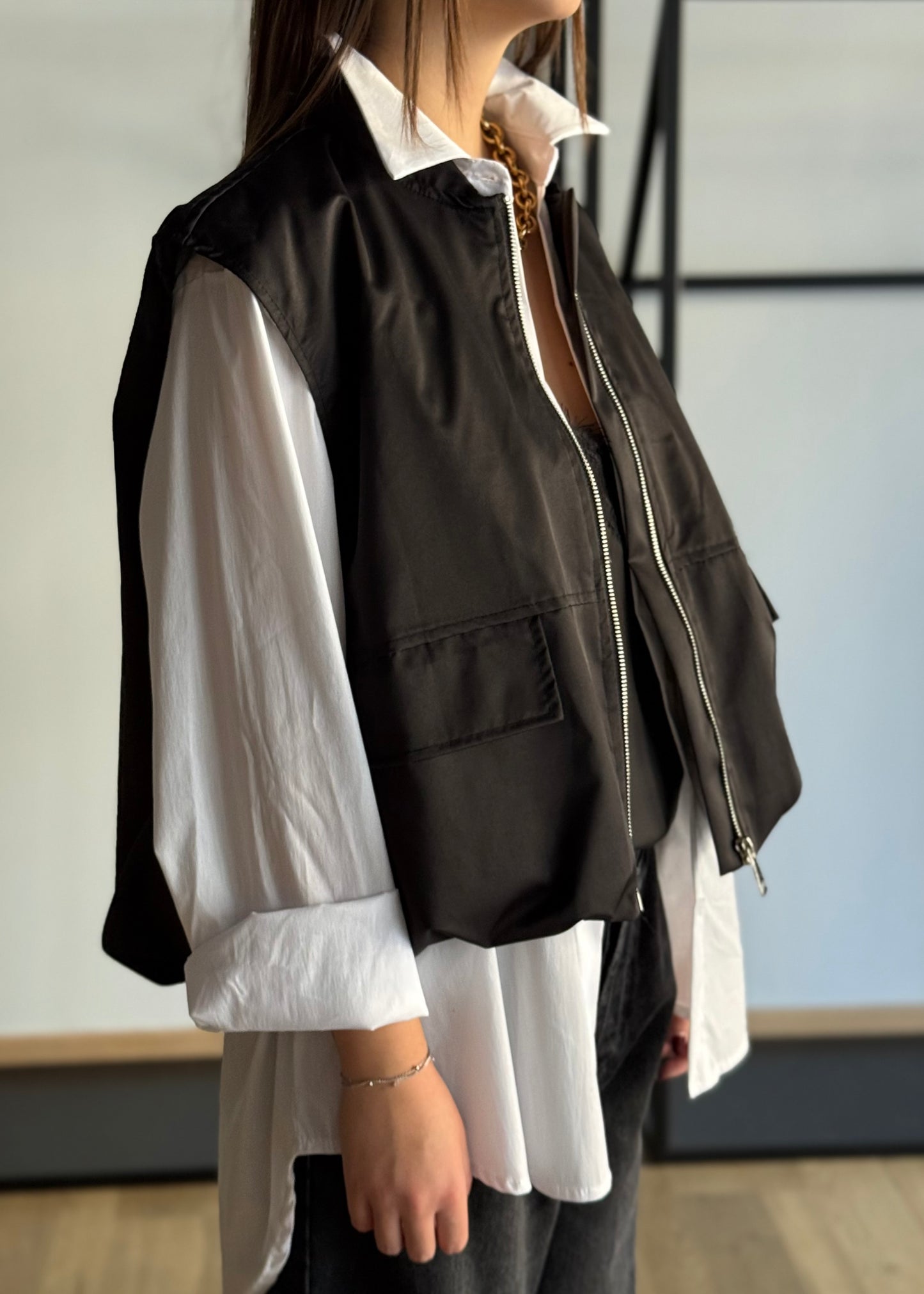 Gilet nero con zip e tasche frontali