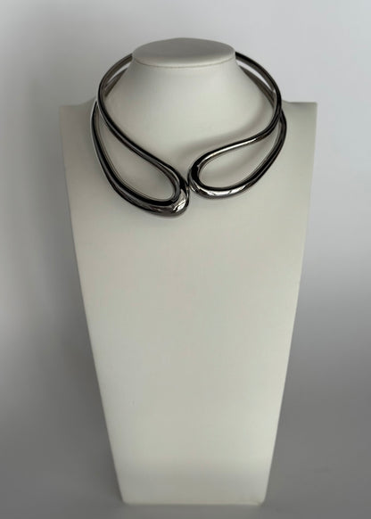 Collana rigida argento effetto scultoreo