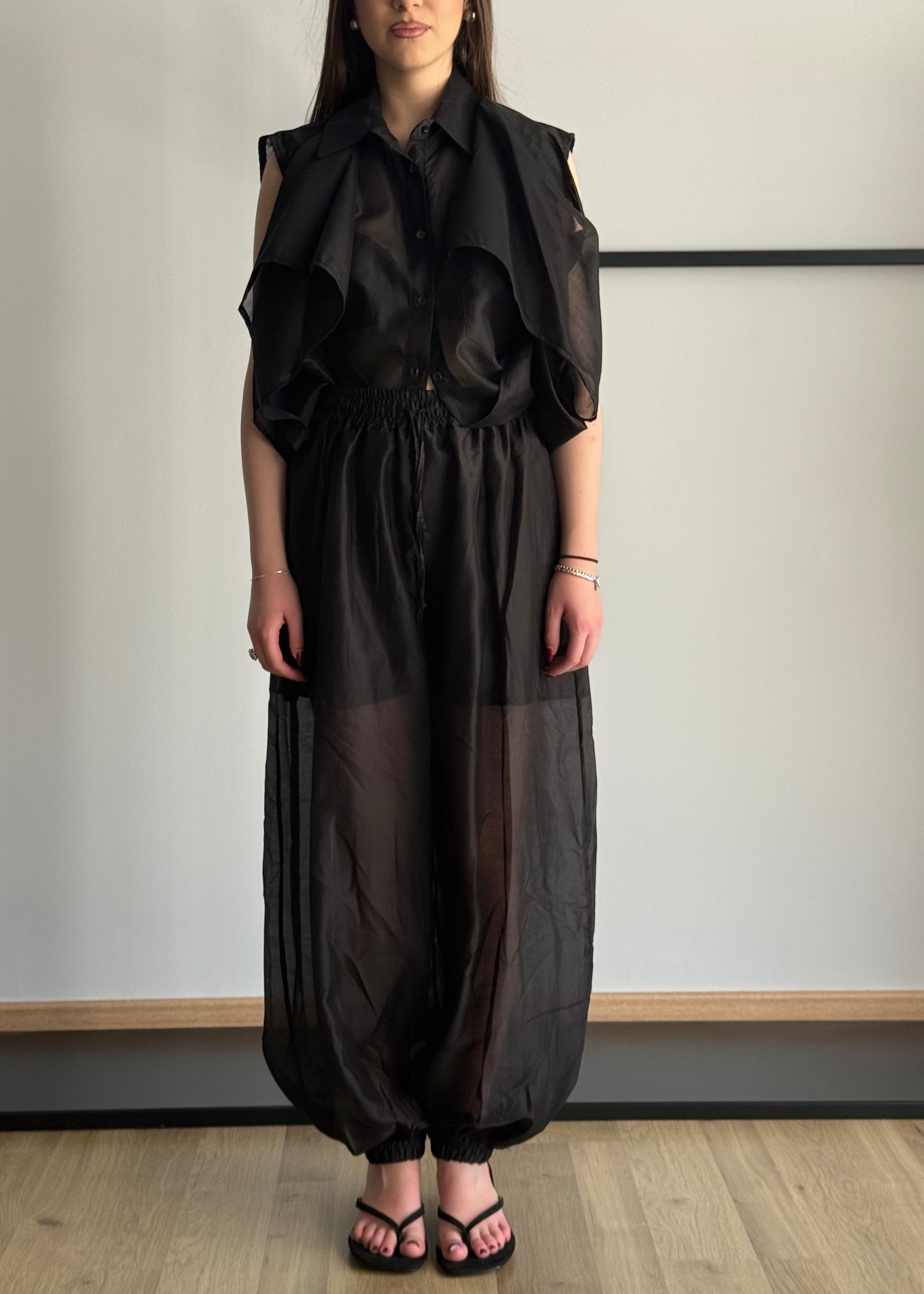 Camicia nera trasparente con volant