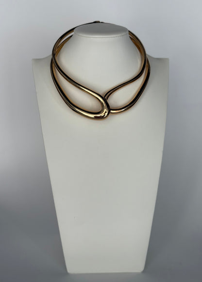 Collana rigida oro effetto scultoreo