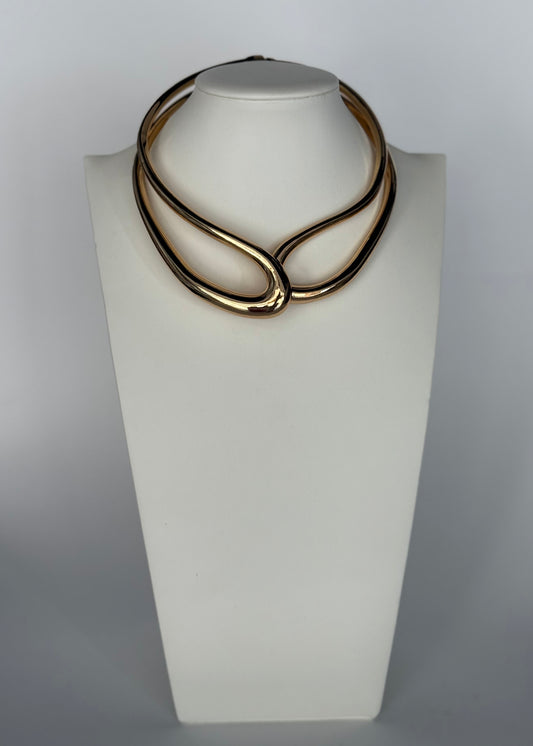 Collana rigida oro effetto scultoreo