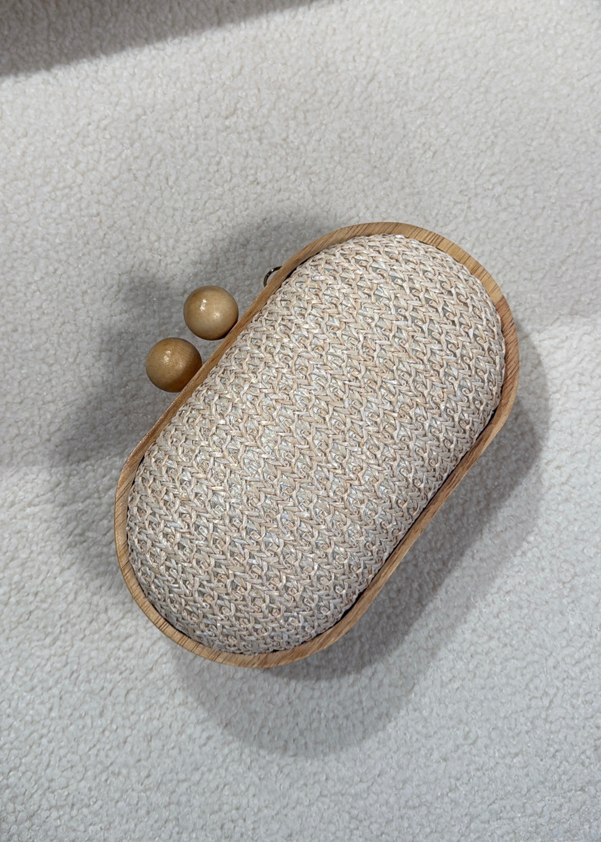 Clutch in raffia crema