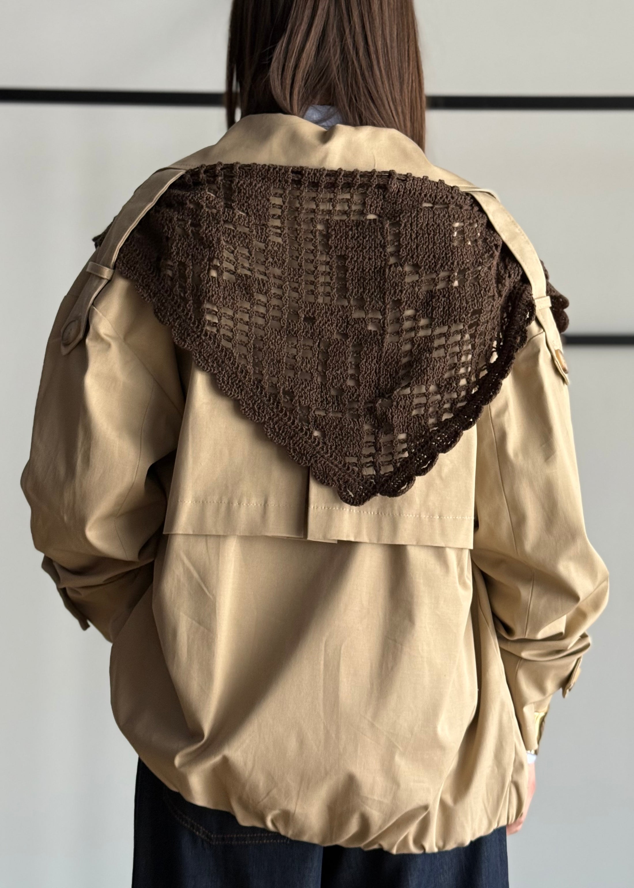 Trench corto KONTATTO con bandana macramé