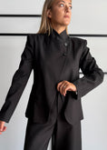 Carica l'immagine nel visualizzatore della galleria, Blazer nero con chiusura laterale - ZAHJR
