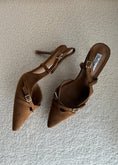Carica l'immagine nel visualizzatore della galleria, Slingback THEVICE in suede cammello
