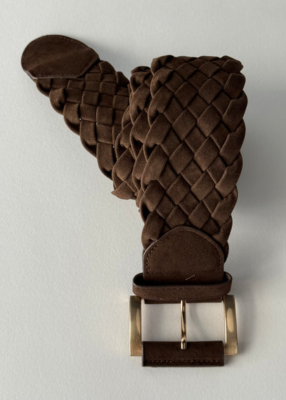 Cintura intrecciata in suede marrone con fibbia in metallo