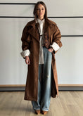 Carica l'immagine nel visualizzatore della galleria, Trench THEVICE in suede moro
