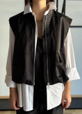 Carica l'immagine nel visualizzatore della galleria, Gilet nero con zip e tasche frontali
