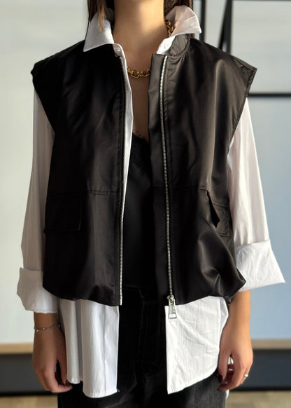 Gilet nero con zip e tasche frontali