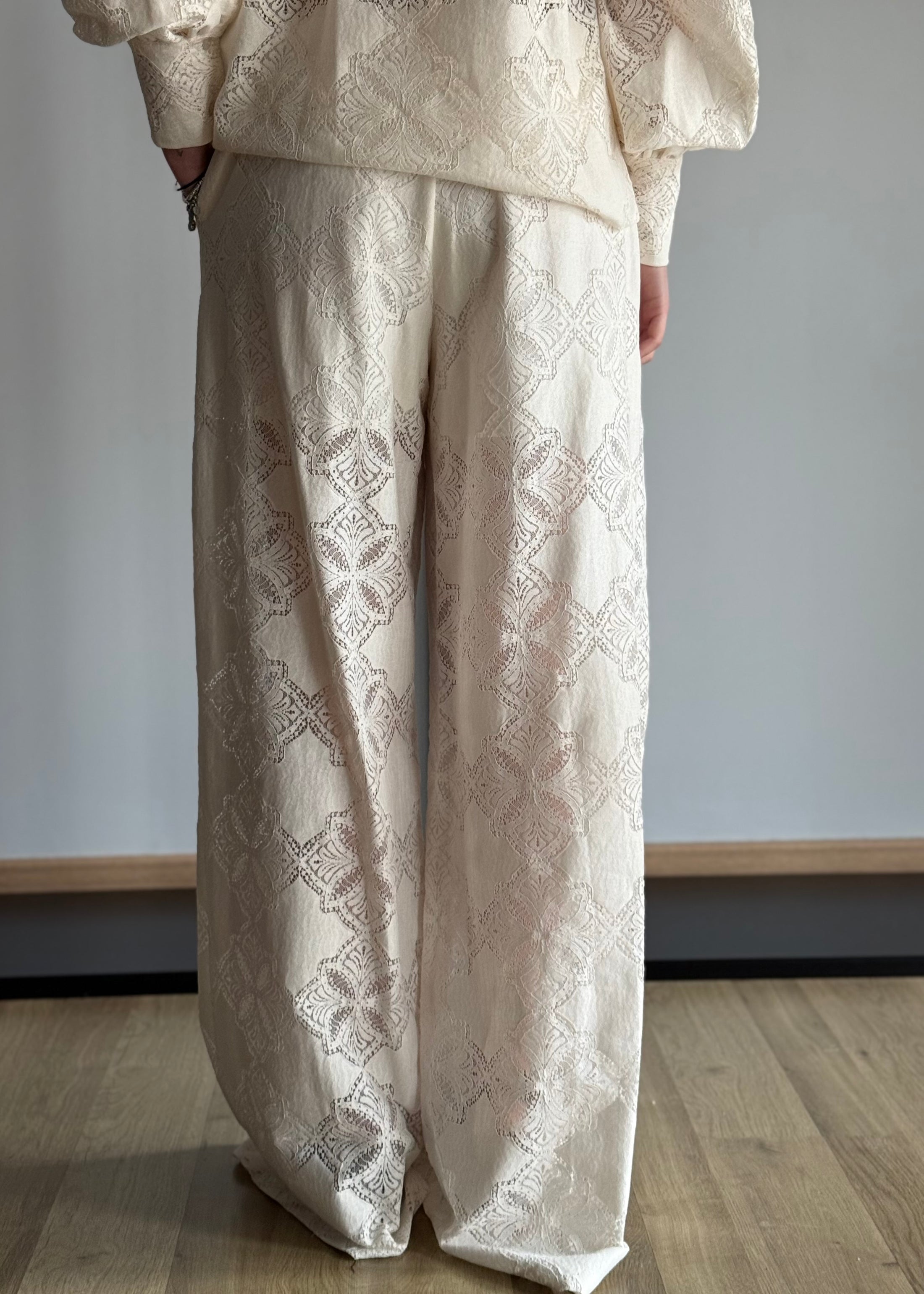Pantalone ZAHJR in pizzo ricamato