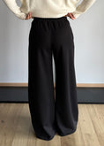 Carica l'immagine nel visualizzatore della galleria, Pantalone tuta nero
