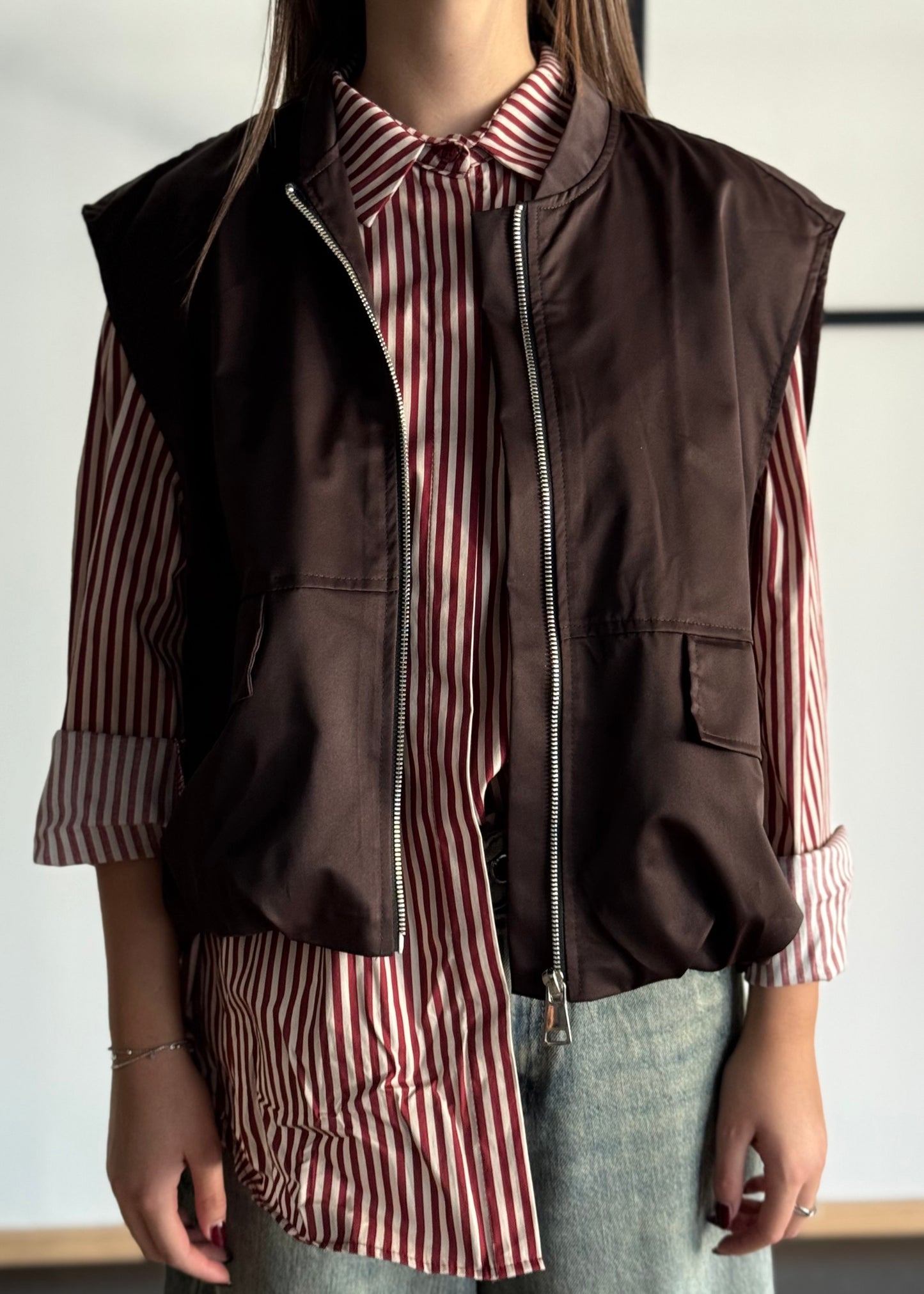 Gilet moro con zip e tasche frontali