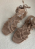 Carica l'immagine nel visualizzatore della galleria, Sandali alla schiava in suede beige
