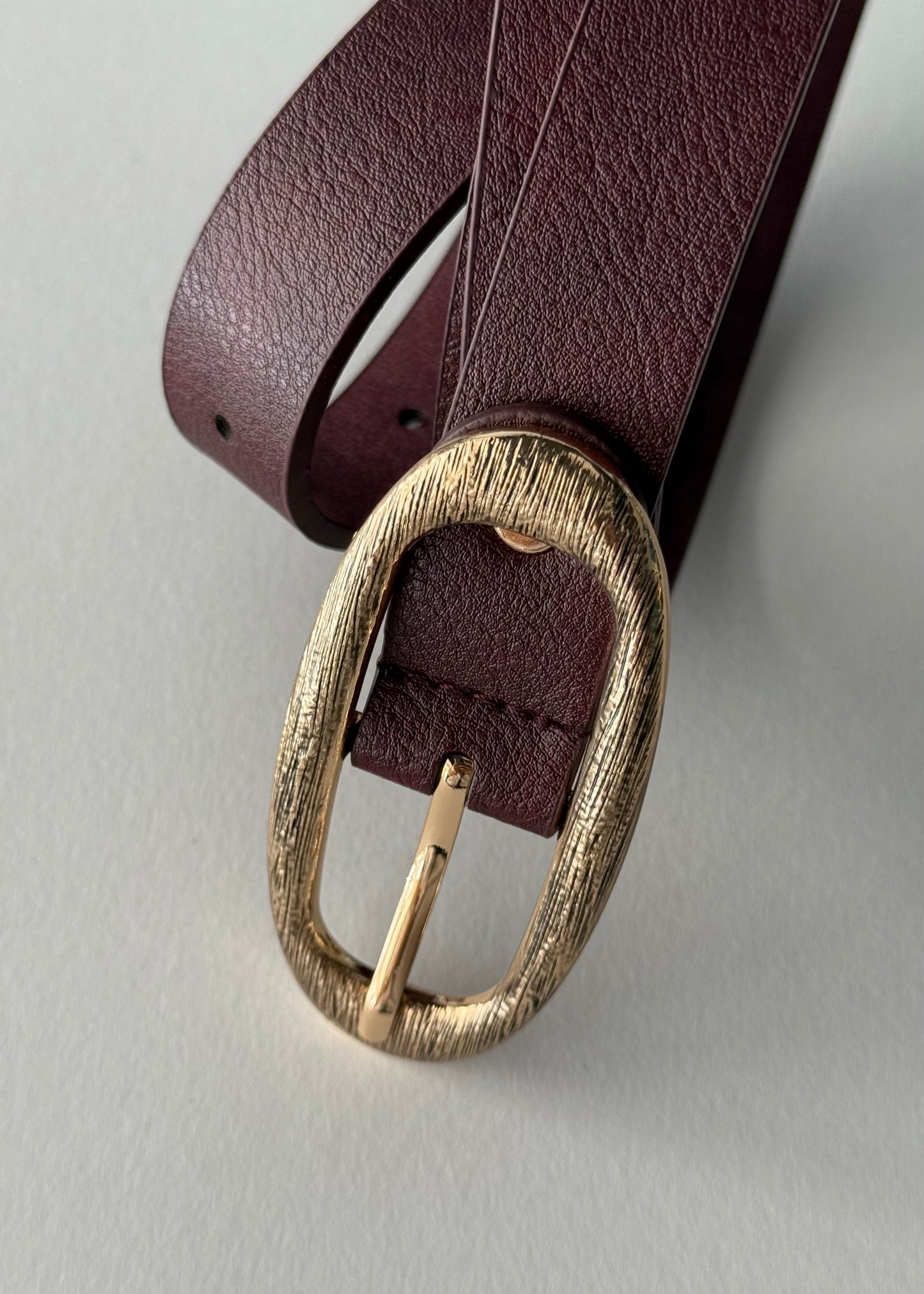 Cintura bordeaux con fibbia dorata ovale