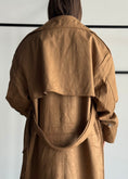 Carica l'immagine nel visualizzatore della galleria, Trench THEVICE in suede cammello
