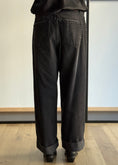 Carica l'immagine nel visualizzatore della galleria, Jeans cropped neri a gamba dritta con orlo vivo -PHILIALOFT
