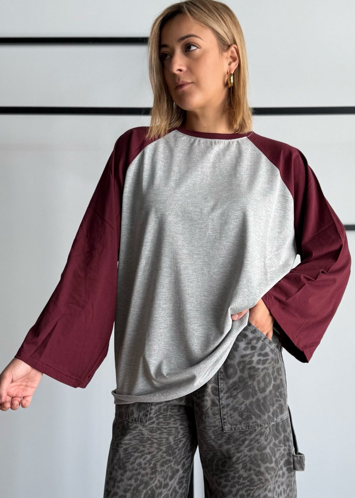 T-shirt bicolore con maniche raglan svasate