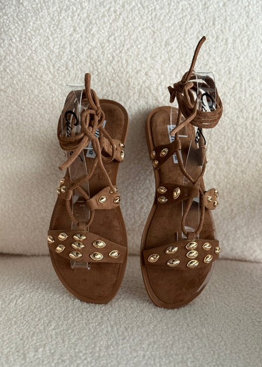 Sandali THEVICE con borchie oro cammello