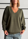 Carica l'immagine nel visualizzatore della galleria, Maglia over militare scollo a V - KONTATTO
