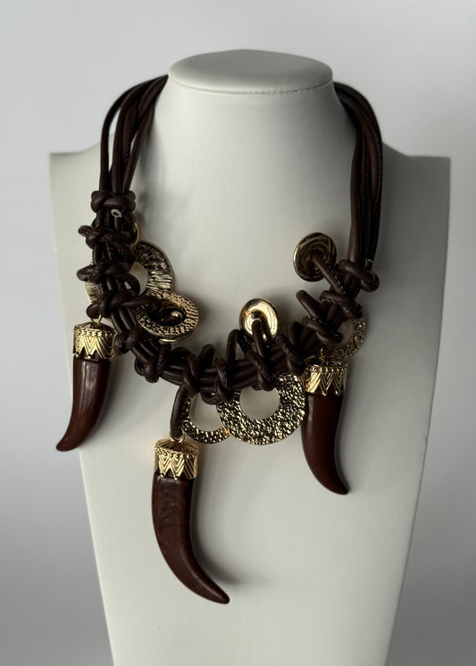 Collana statement marrone con pendenti a corno e cerchi dorati
