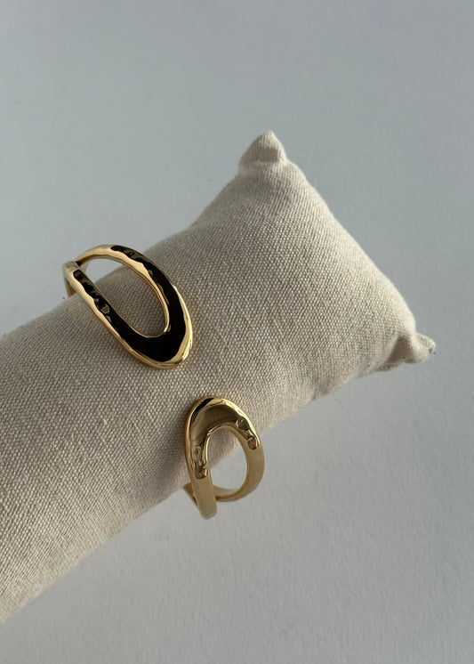 Bracciale rigido dorato design scultoreo aperto