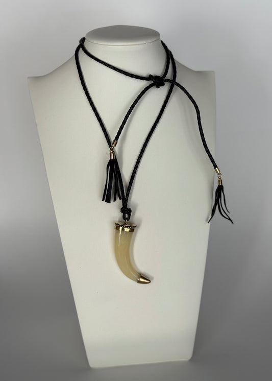 Collana lunga nera con pendente a corno avorio