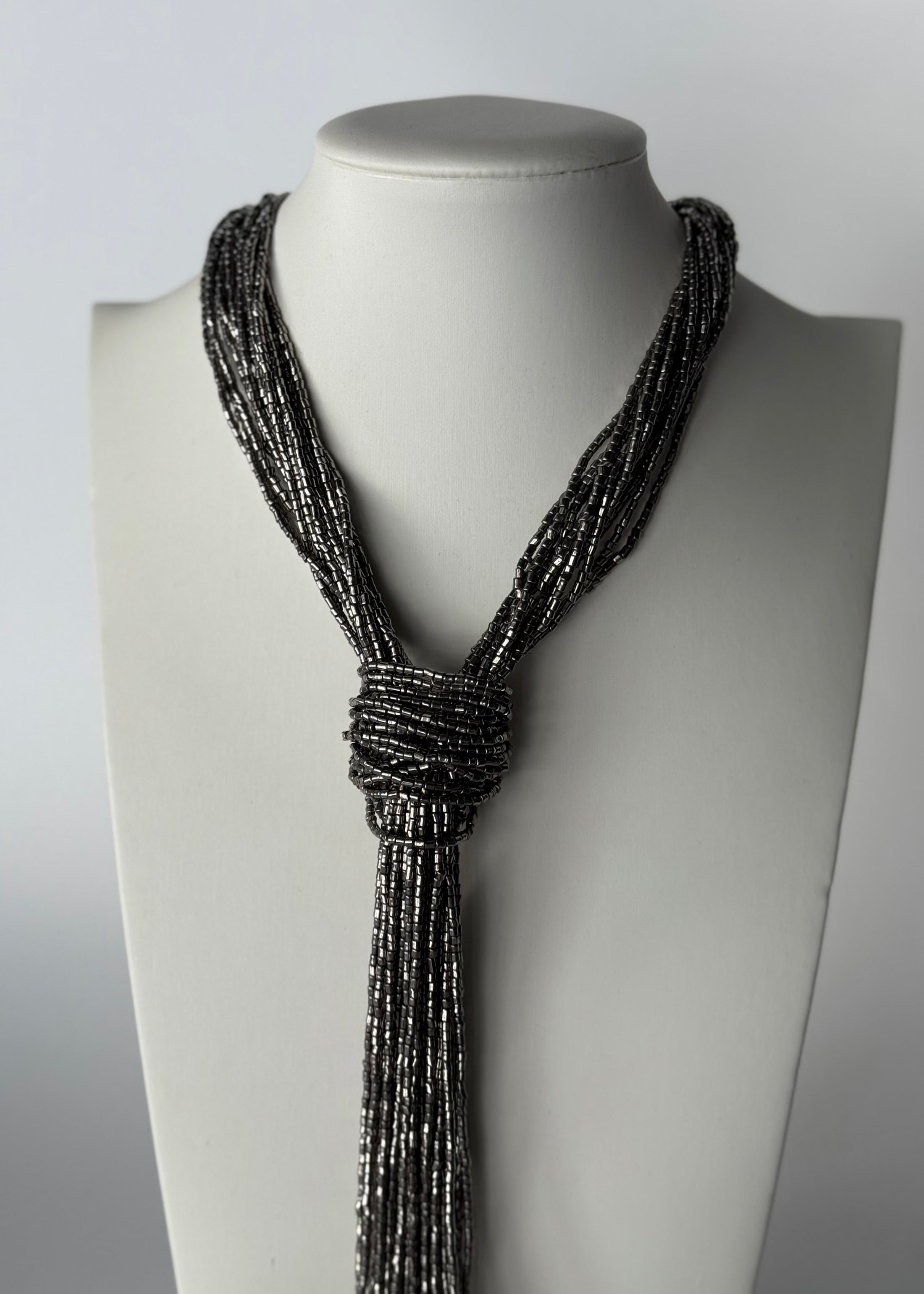 Collana lunga multistrato con perline metalliche