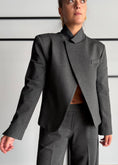 Carica l'immagine nel visualizzatore della galleria, Blazer grigio asimmetrico - PHILIALOFT
