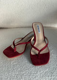 Carica l'immagine nel visualizzatore della galleria, Sandali infradito con tacco bordeaux effetto suede
