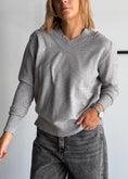 Carica l'immagine nel visualizzatore della galleria, Maglia grigio scollo V in lurex - ZAHJR
